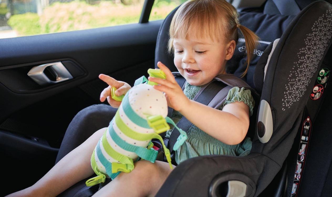 10 juguetes para entretener al bebé en el coche